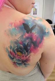 tatuaże z tyłu obraz dziewczynka motyl i kwiat tatuaż z tyłu