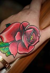 sexig iögonfallande hand röd ros tatuering mönster