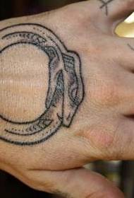 татуировка змея тотем на тыльной стороне кисти