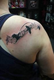 girl back tattoo figure meisie op die agterkant van die swart noot tattoo foto