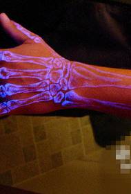يد الهيكل العظمي الخلفي نمط الوشم الفلورسنت غير مرئية