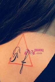 크리 에이 티브 목 삼각형 문자 문신 사진