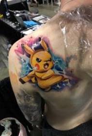 Pikachu tetováló figura fiú a színes Pikachu tetoválás kép hátoldalán