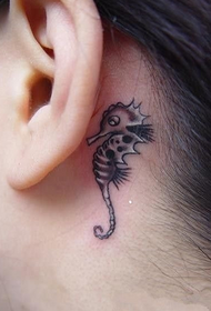 moda malgranda hipokampo tatuaje malantaŭ la orelo