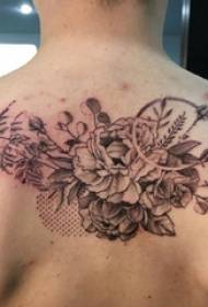 Καλλιτεχνικά αγόρια τατουάζ λουλουδιών πίσω στην εικόνα μαύρο γκρι τατουάζ λουλουδιών