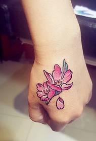 delicate en mooie bloemtattoo-tatoeage op de rug van de hand