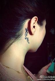 djevojačko uho prekrasan uzorak tetovaže od ratana vinove loze