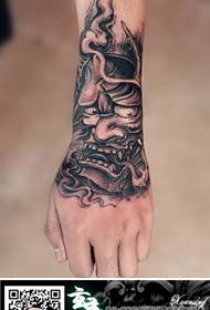 Ein sehr stylisches und stylisches Tattoo-Muster auf dem Handrücken