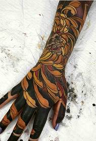 un modello di tatuaggio totem a mano piena con gusto pesante