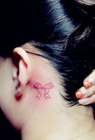 srčkan lok tatoo za ušesom