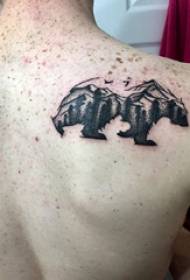 tatoeëerje manlike jonges op 'e rêch fan' e bergen en drage tatoeaazjefoto's