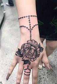 roku muguras rožu tetovējuma raksts