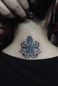 девојка вратот мода убава мачка тетоважа шема на сликата