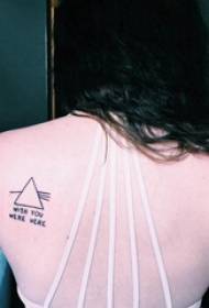 Patró geomètric del tatuatge a la part posterior de la nena a les imatges de tatuatges geomètrics i anglesos