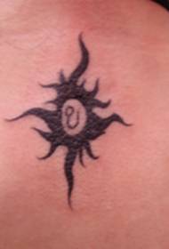 Un modello di tatuaggio solare totem che non si sbiadisce mai dietro al collo