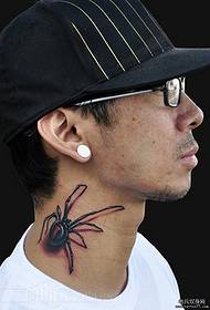 un tatuatu di spider realisticu in u collu di un tippu bello