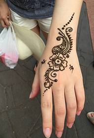 Tänavatüdruku käetugevusega Henna tätoveeringu pilt on väga moes
