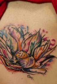 Ragazzi sul retro dipinti linee astratte sfumate dipinte dipingono fiori tatuaggi