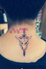 creativo retro espada espina cabeza espalda cuello tatuaje foto