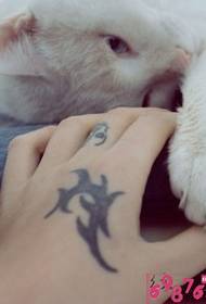 κορίτσι χέρι πίσω εικόνα τατουάζ Totem