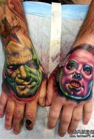 e schrecklechen europäeschen an amerikanesche Portrait Tattoo op der Réck vun der Hand