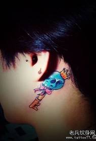 pige øre et tatoveringsmønster med kranietast