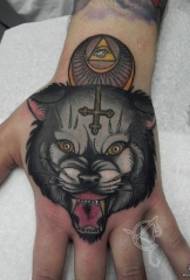hand terug Europa en Amerika wolf hoofd kruis tattoo patroon