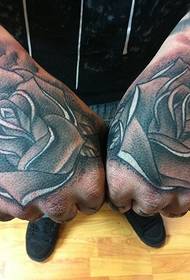 Padrão de tatuagem rosa de volta legal mão europeia