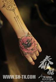 meisje hand terug mooie mode roos tattoo patroon