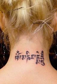 en lille frisk sanskrit tatovering på nakken