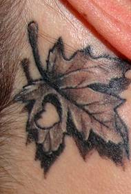 tatuaje de hoja de arce de personalidad temprana