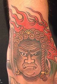 színes halhatatlan tetoválás mintázat a kéz hátsó részén
