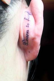 Oreja de chicas en pequeño tatuaje de letra inglesa