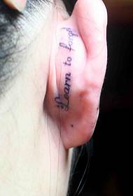 orecchio di ragazze sul tatuaggio di piccola lettera inglese