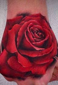привлечна слика за црвена роза тетоважа на задниот дел од раката