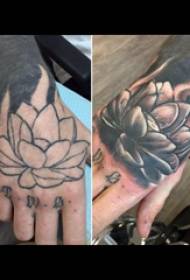 Ang lotus tattoo gamay nga hulagway sa kamot sa batang babaye sa likod sa gradient nga lotus tattoo nga litrato