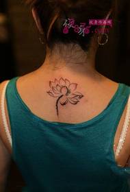 задняя шея маленькая свежая фотография татуировки лотоса