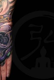 en bild av en färgglad tatuering på baksidan av handen