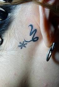 Gambar pertunjukan tato Nanchang Liuyuntang bekerja: Pola tato Snowflake di belakang telinga