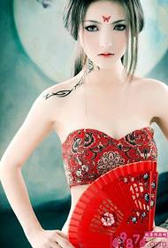 Slika drevne ljepote moda totem vrata tetovaža slika 92384-modna djevojka vrat leđa alternativa totem tetovaža lik