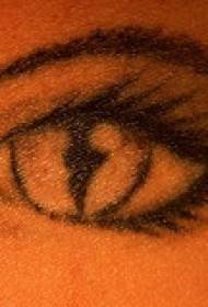 model i tatuazhit të syrit të maceve nga femra