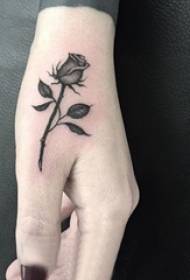 zréck Hand Tattoo Meedchen Hand op de Réck vun der schwaarz groer rose Tattoo Bild