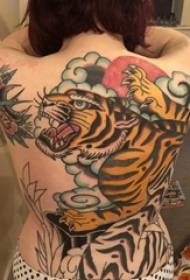 pua nā pua nani a me nā kaikamahine kiaʻi ma hope o nā pua a me nā kiʻi tattoo tiger