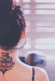 mergaitės kaklas gražus ir gražus pelėdos tatuiruotės paveikslėlis