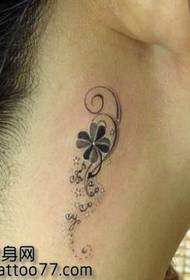 model de tatuaj de vițel de trifoi cu patru frunze de gât frumusețe