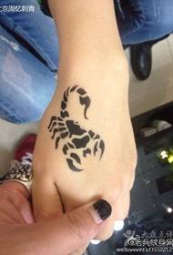 Totem Tattoo Pattern for Girls 'Backs 91822 - Diamant og pen tatovering på bagsiden af hånden