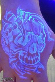 knap fluorescerend tatoeagepatroon op de schedel