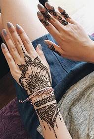 un inseme di adatta per e mani di e donne di moda à u tatuu di tatuaggio di Henna