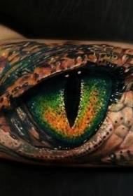 זרוע גדולה בתוך דפוס קעקוע עיניים תנין צבע מציאותי