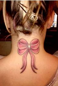 लड़की की गर्दन चित्र पर बहुत अच्छा दिखने वाला धनुष टैटू